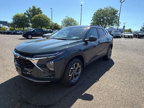 Used 2025 Chevrolet Trax LT w/ Driver Confidence Package FWD image 1