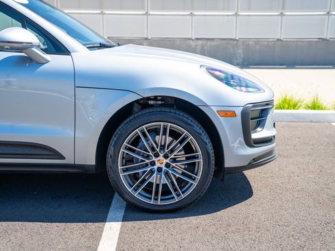 Certified 2026 Porsche Macan AWD/4WD image 9