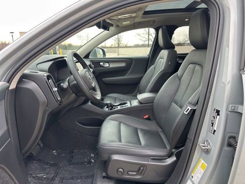 Certified 2025 Volvo XC40 B5 Core image 17
