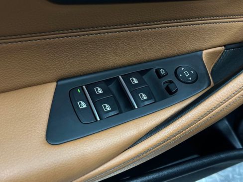 Used 2020 BMW 530e xDrive w/ Premium Package image 17