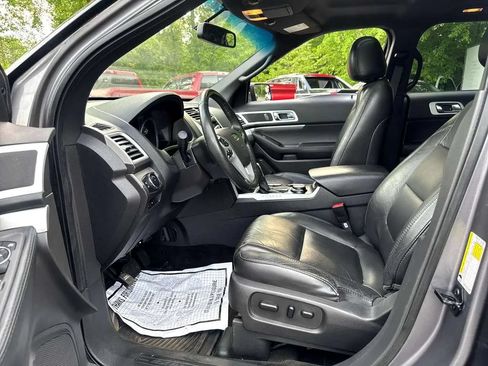 Used 2014 Ford Explorer XLT w/ Equipment Group 202A AWD/4WD image 13