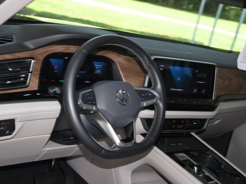 Used 2024 Volkswagen Atlas SE FWD image 9
