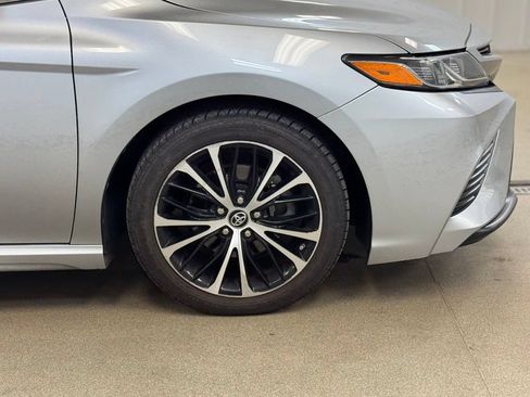 Used 2019 Toyota Camry SE w/ Convenience Package FWD image 4