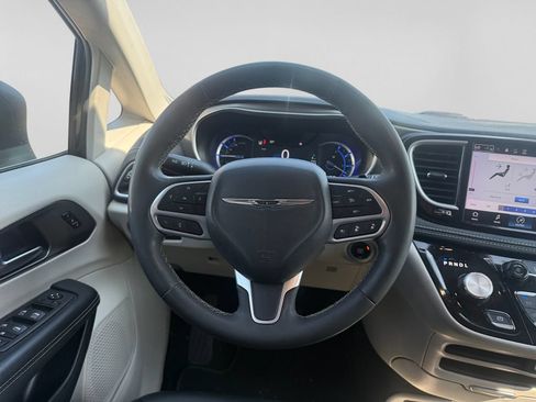 Used 2023 Chrysler Pacifica Touring-L FWD image 15