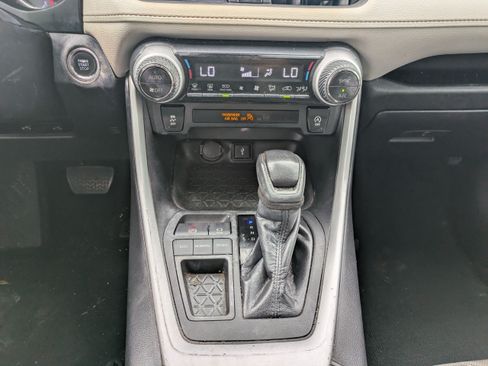 Used 2022 Toyota RAV4 XLE FWD image 18