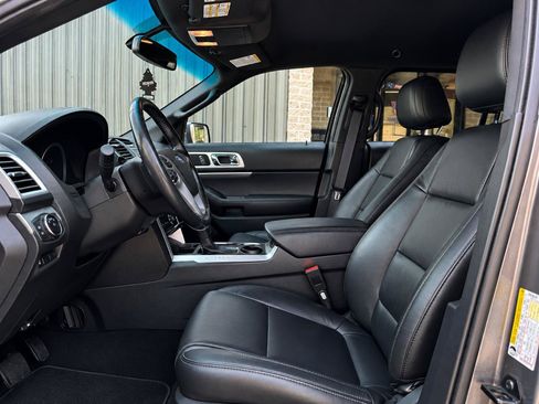 Used 2014 Ford Explorer XLT w/ Equipment Group 202A FWD image 3