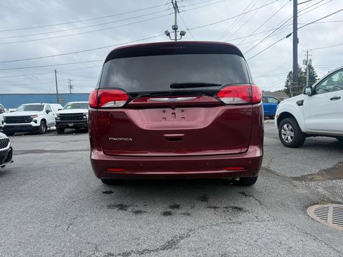Used 2018 Chrysler Pacifica L FWD image 4