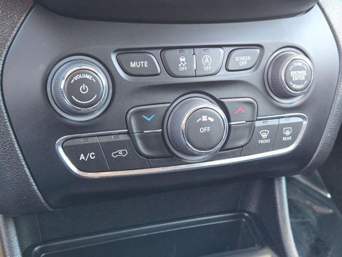 Used 2019 Jeep Cherokee Latitude Plus w/ Cold Weather Group image 24