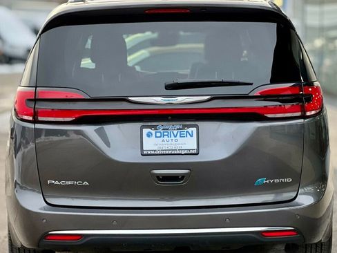 Used 2021 Chrysler Pacifica Limited w/ Uconnect Theater Family Group image 46