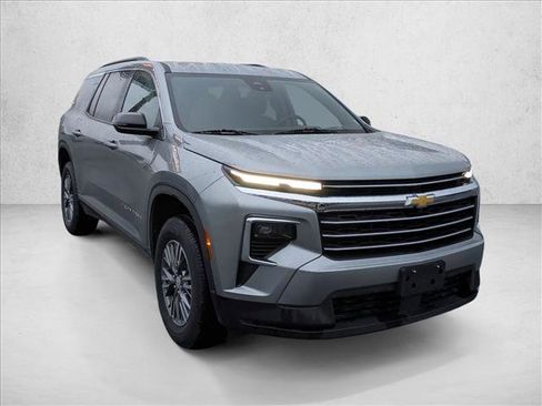 Used 2025 Chevrolet Traverse LT image 3