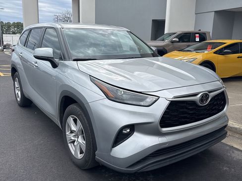 Used 2023 Toyota Highlander LE image 3