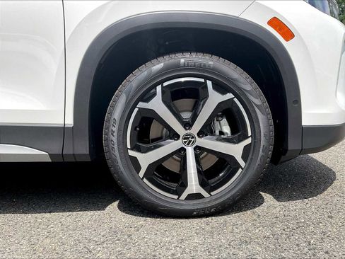 New 2025 Volkswagen Tiguan SE image 8