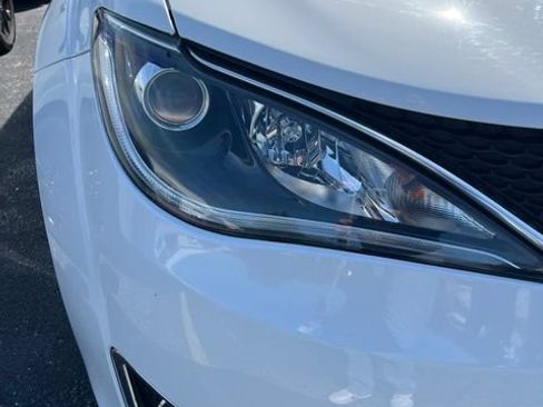 Used 2020 Chrysler Pacifica Touring-L Plus FWD image 3