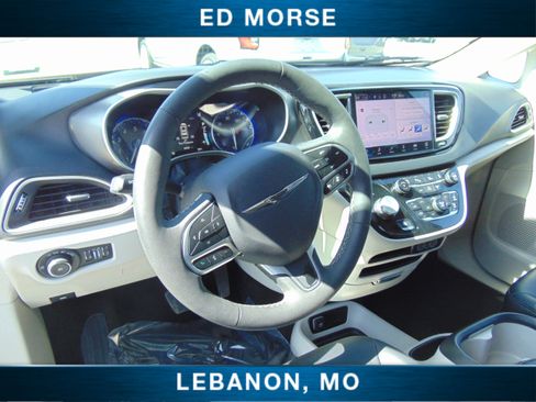 Used 2024 Chrysler Pacifica Touring-L image 18