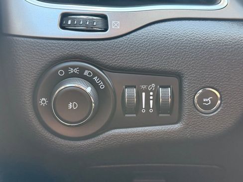 Used 2019 Jeep Cherokee Latitude Plus w/ Comfort/Convenience Group image 27