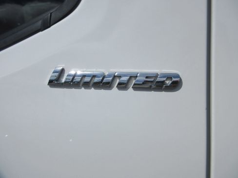 Used 2017 Toyota Tacoma Limited AWD/4WD image 7