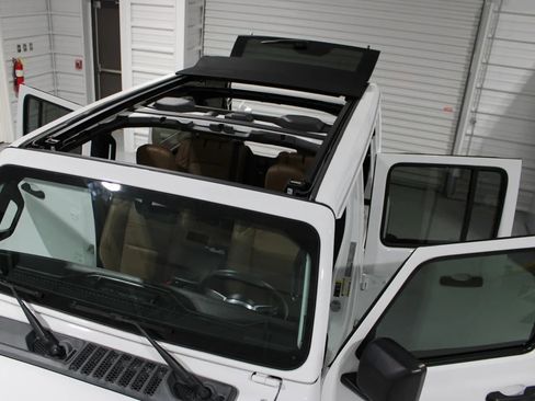 Used 2021 Jeep Wrangler Unlimited Sahara image 28