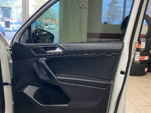 Used 2021 Volkswagen Tiguan SE w/ Panoramic Sunroof Package image 9