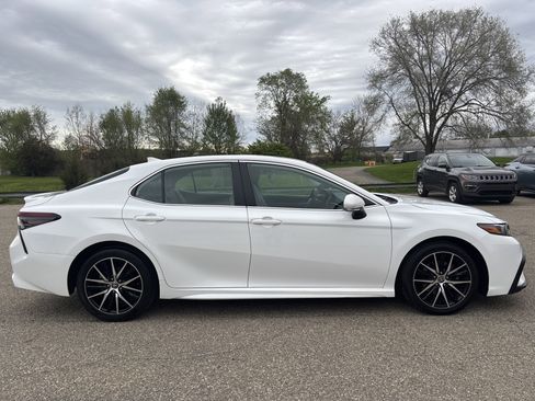 Used 2023 Toyota Camry SE FWD image 3