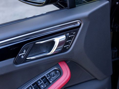 Certified 2025 Porsche Macan S image 24