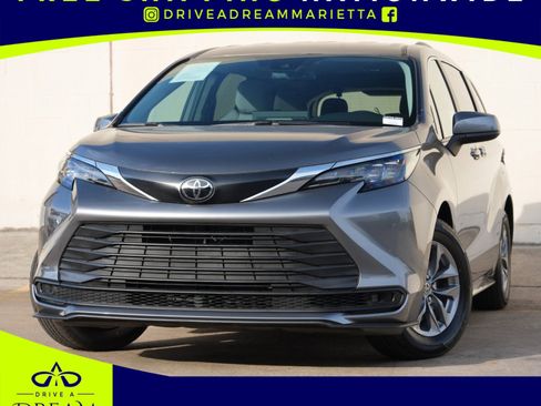 Used 2026 Toyota Sienna LE AWD/4WD image 1