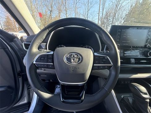 Used 2021 Toyota Highlander XLE image 14