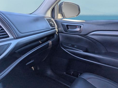 Used 2019 Toyota Highlander SE image 32