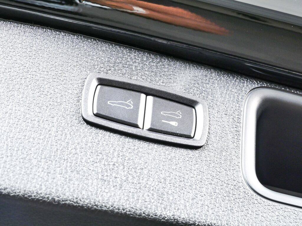 New 2026 Porsche Macan Turbo AWD/4WD image 32