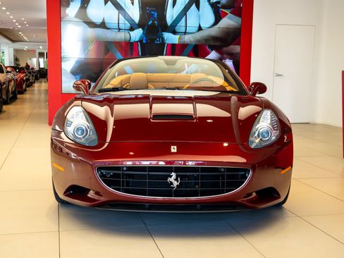 Used 2010 Ferrari California RWD image 2