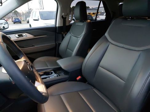 Used 2025 Ford Explorer Active w/ Active Comfort Package image 12