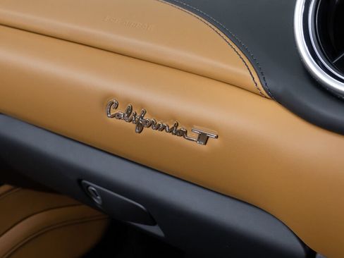 Used 2016 Ferrari California T RWD image 40