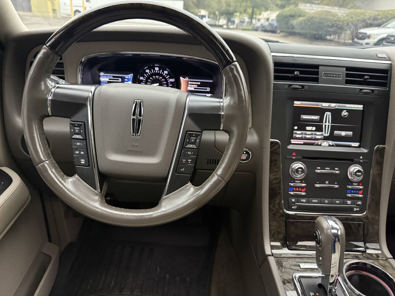 Used 2015 Lincoln Navigator 2WD image 2