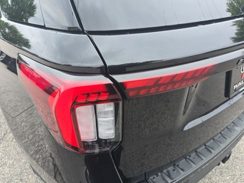 Used 2025 Ford Explorer ST-Line AWD/4WD image 31