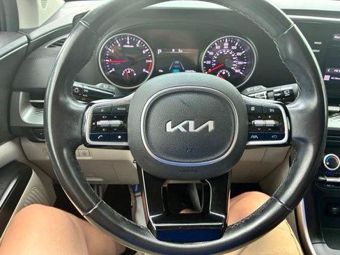 Used 2022 Kia Carnival LX FWD image 16