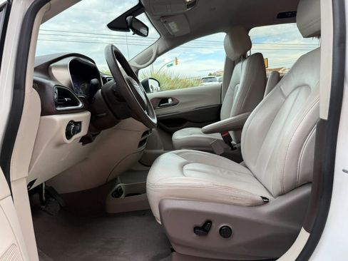 Used 2017 Chrysler Pacifica Touring FWD image 42
