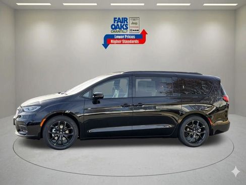 New 2026 Chrysler Pacifica Select w/ S Appearance Package FWD image 11