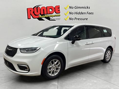 Used 2025 Chrysler Pacifica Select FWD image 1