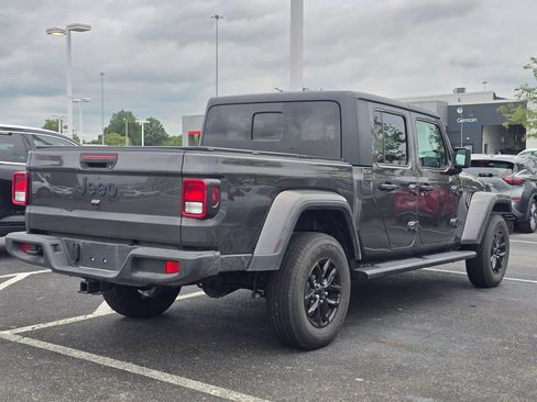Used 2023 Jeep Gladiator Sport AWD/4WD image 7