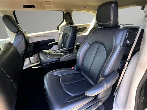 Used 2023 Chrysler Pacifica Touring-L FWD image 21