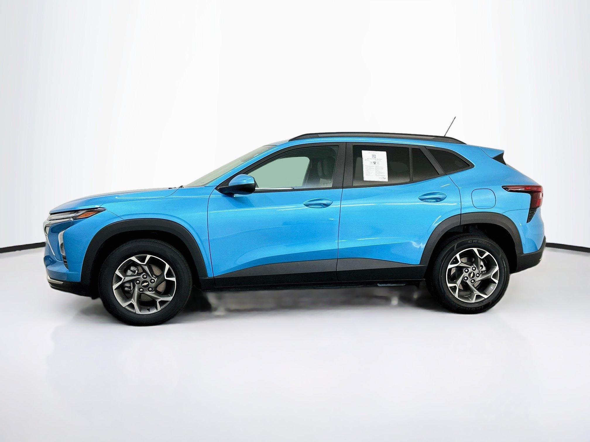 Used 2025 Chevrolet Trax LT FWD image 4