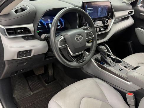 Used 2023 Toyota Highlander Platinum AWD/4WD image 3