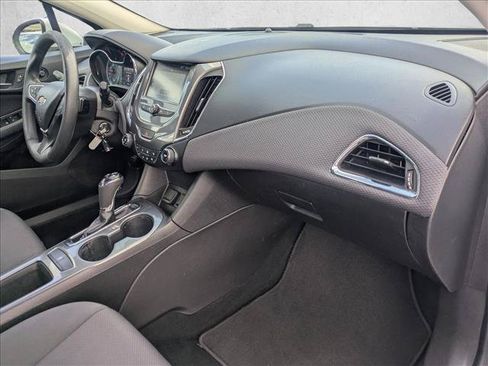 Used 2018 Chevrolet Cruze LT FWD image 22