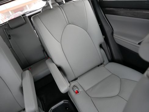 Used 2022 Toyota Highlander Limited image 14