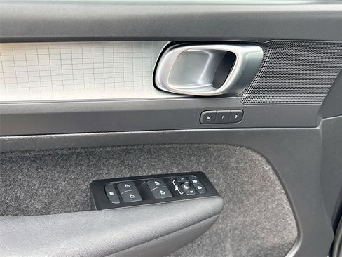 Used 2022 Volvo XC40 T5 Momentum image 18