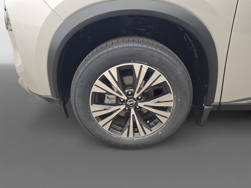 Used 2023 Nissan Rogue SV image 9