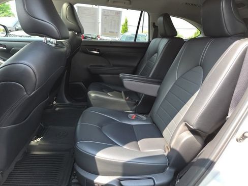 Used 2023 Toyota Highlander XLE AWD/4WD image 11