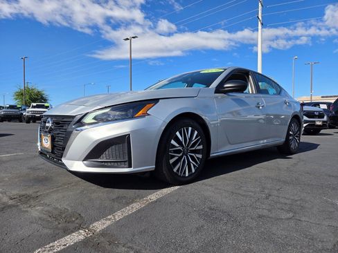 Used 2024 Nissan Altima 2.5 SV FWD image 2