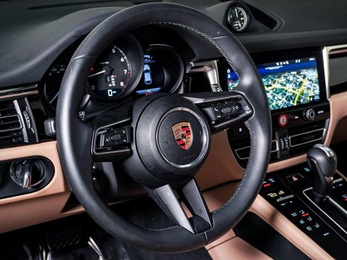 Certified 2025 Porsche Macan image 18