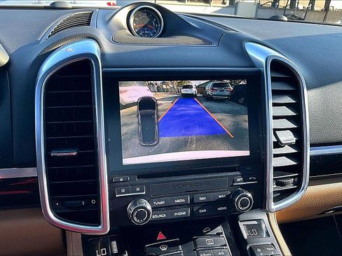 Used 2018 Porsche Cayenne Platinum Edition w/ Premium Package image 22