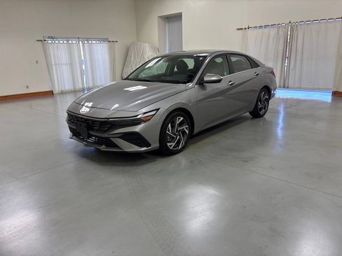 Used 2025 Hyundai Elantra SEL FWD image 4